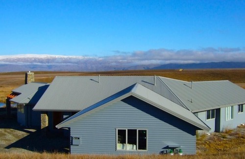 Clyde House | Vineyard and Mountain Views