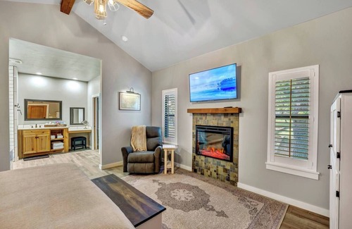 Fredericksburg Cabin | Vineyard Cottage #3 with Complimentary Breakfast