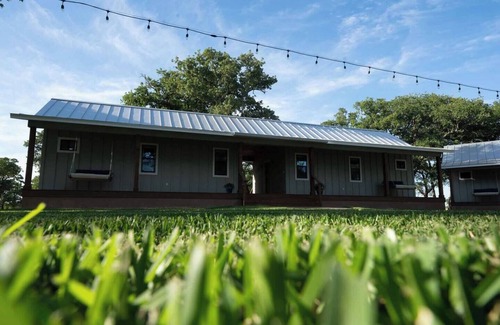 Fredericksburg Cabin | Vineyard Cottage #3 with Complimentary Breakfast