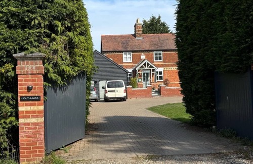 Howlett End House | Vineyard Style 2BR with Garden and Parking