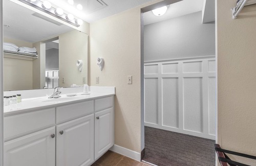 Kelleys Island Hotel | Vineyard Suite at Kelley's Island Venture Resort