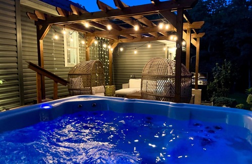 Madison Cottage | Vineyard View | Walk to Wineries & River| Hot Tub