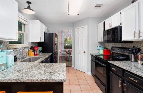Round Rock House | Vintage 6BR Home/Pool & Game Lounge