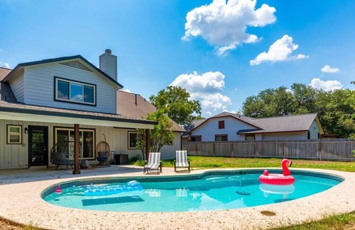 Round Rock House | Vintage 6BR Home/Pool & Game Lounge