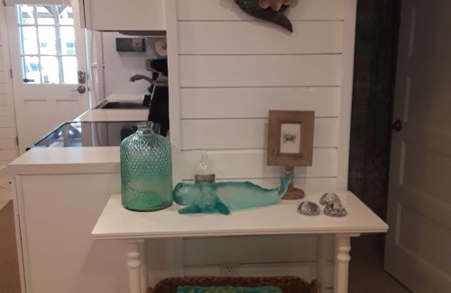 Crescent Beach House | VINTAGE BEACH COTTAGE 5⭐️n90sec WALK TO BEACH,nEnjoy! 🐳n