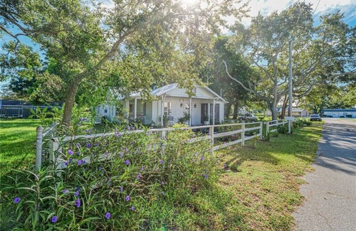 Vero Beach Cottage | Vintage Beach Cottage with Cozy Vibes and cute Separate Casita. Pet Friendly!