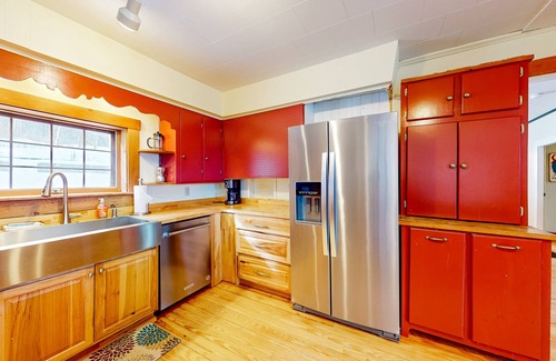 Jay House | Vintage Farmhouse with Private Hot Tub/Seasonal Pool, Patio, & High-Speed WiFi