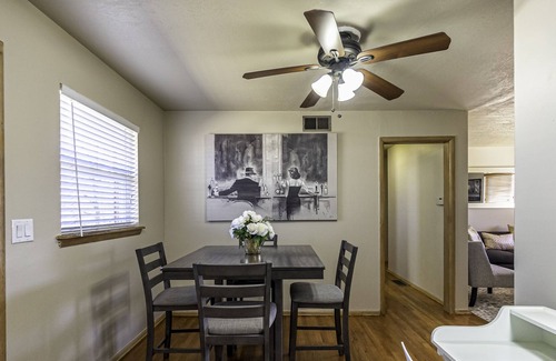 Moore House | VINTAGE HOLLYWOOD BUNGALOW IN DOWNTOWN MOORE (BETWEEN OKC BRICKTOWN & OU)