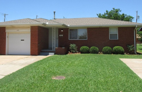 Moore House | VINTAGE HOLLYWOOD BUNGALOW IN DOWNTOWN MOORE (BETWEEN OKC BRICKTOWN & OU)