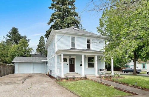 Hillsboro House | Vintage House on Main Stnn