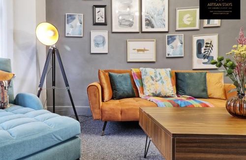 Southend-on-Sea House | Vintage Vibes By Artisan Stays in Southend-On-Sea I Contractors I Pvt Parking I Sleeps 5
