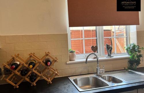 Southend-on-Sea House | Vintage Vibes By Artisan Stays in Southend-On-Sea I Contractors I Pvt Parking I Sleeps 5
