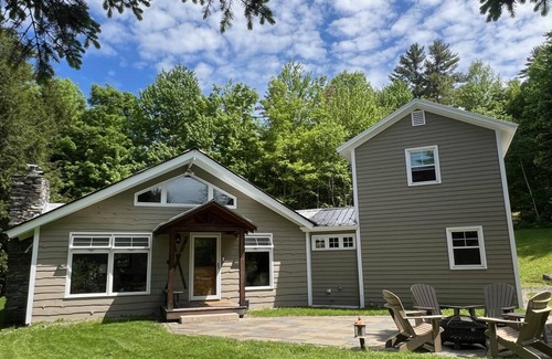 Moscow Ski Chalet | Vintage Vibes Haven in Stowe, Records & Firepit!