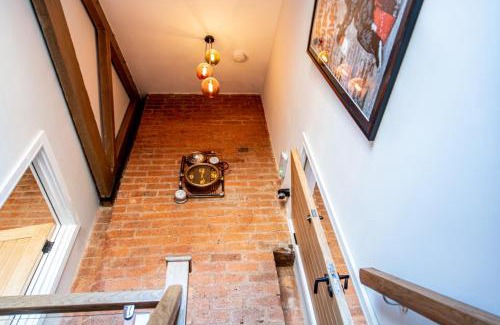 Birmingham City Centre House | VIP - 2 BR Grade 2 Luxury Industrial House with Log Burning FIRE & electric blinds in the Heart of the JQ