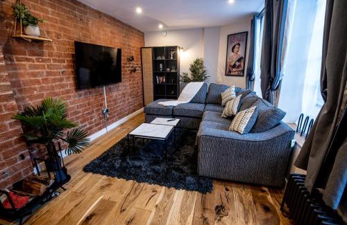 Birmingham City Centre House | VIP - 2 BR Grade 2 Luxury Industrial House with Log Burning FIRE & electric blinds in the Heart of the JQ