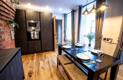Birmingham City Centre House | VIP - 2 BR Grade 2 Luxury Industrial House with Log Burning FIRE & electric blinds in the Heart of the JQ