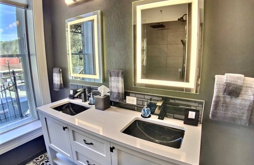 Eureka Springs Historic District Apartment | VIP Parking + Downtown + Shower for Two