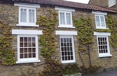 Thornton Dale Cottage | Virginia Cottage “ The Little Gem “ in NYMoors Wi Fi Dog Friendly Hot Tub