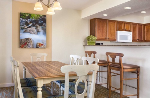 Round Hill Village Resort | Visit the astounding Emerald Bay!