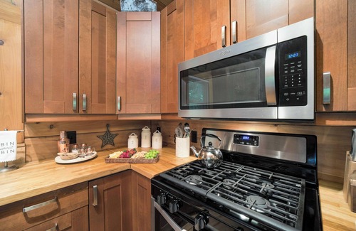 Cullowhee Cabin | Visit WCU & Ski Sapphire Valley! Smoky Mtn Cabin