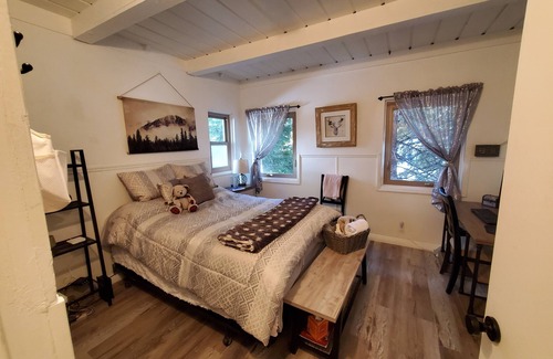 Cedar Glen Cabin | Visit Whimsy Hollow in Lake Arrowhead! Lake access and minutes to the Village.
