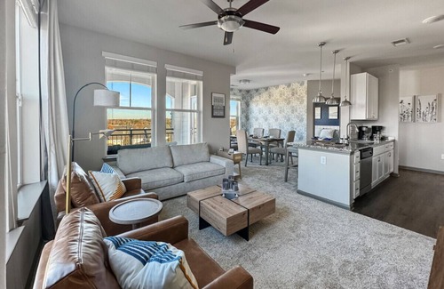 Cornelius Apartment | Vista at Antiquity 2-Kings, Queen & Elevator