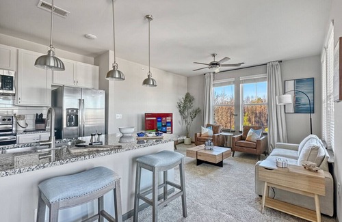 Cornelius Apartment | Vista at Antiquity 2-Kings, Queen & Elevator