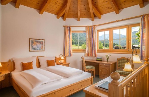 Unken Bed & Breakfast | Vitaloase to the Three Brothers - Romantikstadel