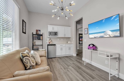 Las Vegas House | Viva Oasis: Modern Comfort Near the Strip