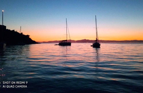 Porquerolles Boat Rental | Voilier Dans une Jolie Baie de Porquerolles