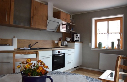 Stockheim Apartment | Vollausgestattete FeWo mit hellen Zimmern & sonnigem Balkon