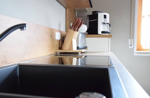 Stockheim Apartment | Vollausgestattete FeWo mit hellen Zimmern & sonnigem Balkon