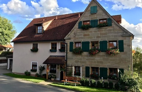 Stockheim Apartment | Vollausgestattete FeWo mit hellen Zimmern & sonnigem Balkon