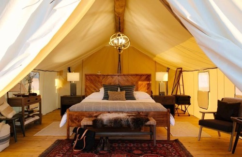 Manhattan Hotel | Voyager Waterfront King Tent | Collective | NYC Skyline + Harbor View