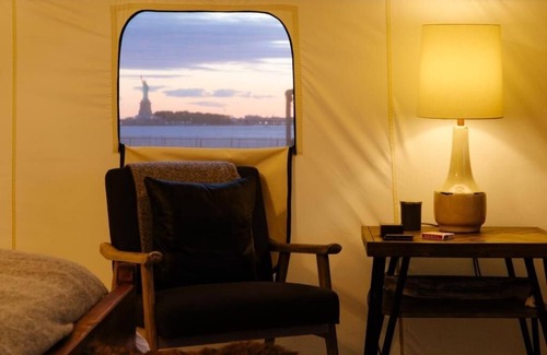 Manhattan Hotel | Voyager Waterfront King Tent | Collective | NYC Skyline + Harbor View