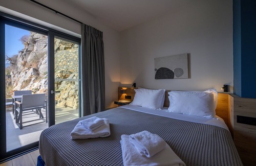 Lefktron Hotel | VRAHOS Executive Suite, Mani Suites