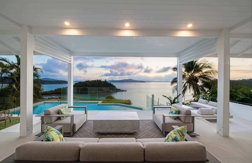Shute Harbour House | 'Vue de Bleu' Luxury Whitsunday Retreat