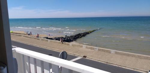 Ver-sur-Mer House | Vue exceptionnelle en front de mer, 8 personnes