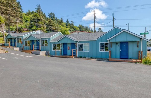 Depoe Bay Apartment | W2 - Gray @ Whale Inn