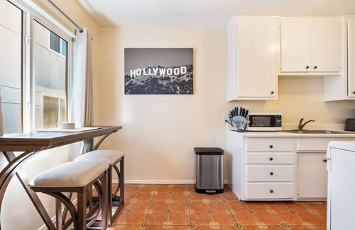 Hollywood Apartment | W8-Charming Studio apartment with WiFi in vibrant Los Angeles