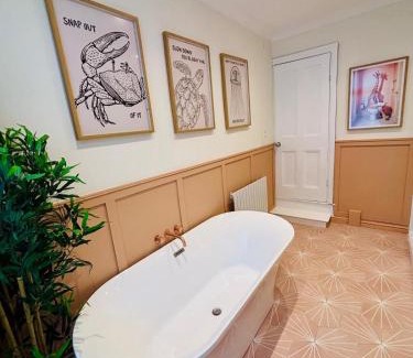 Cleethorpes House | Wad-i-Koo Beach House, Hot Tub, Games Room