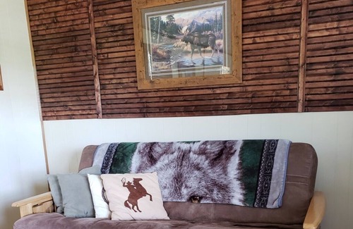Babb House | Wagon Wheel Home - Majestic Mountain Views - 15 Minutes to Glacier East Entrance