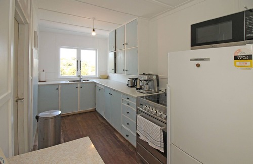 Surfdale Cottage | Waiheke holiday home