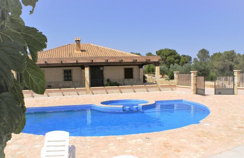 Mula Cottage | Wake up your senses, breathe. Fully fenced, accessible, pool and wifi.