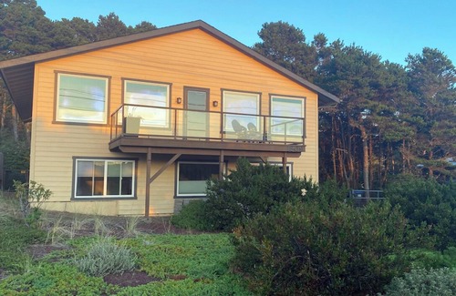 Bayshore House | Waldport Ocean View home – 2 Bedrooms + Open Lounge, Sleeps 7