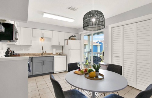 Galveston Apartment | Walk 2 Beach | Pool | Pet Friendly | Beach Gear