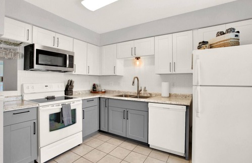 Galveston Apartment | Walk 2 Beach | Pool | Pet Friendly | Beach Gear