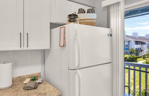 Galveston Apartment | Walk 2 Beach | Pool | Pet Friendly | Beach Gear