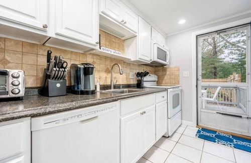 Dennis Port House | Walk 2 Beach! Slps 10! Fire Pit! Location! A/C!
