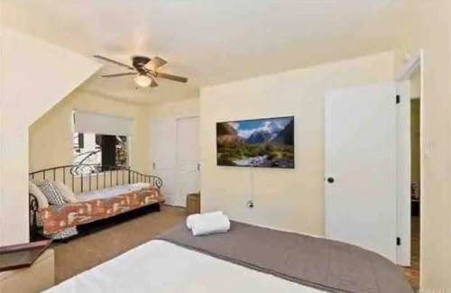 Lake Arrowhead Hotel | Walk 2 Village, Relax on Deck, Cool w/AC!